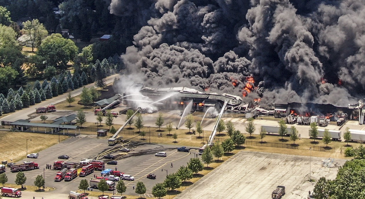  Tras la explosión se originó un incendio que causó grandes llamas y columnas de humo oscuro.