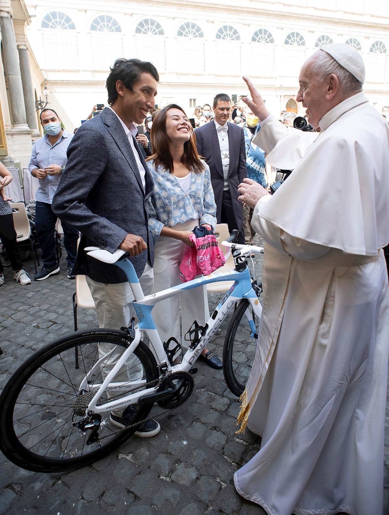 Egan Bernal y su novia, María Fernanda Motas, le entregan al Papa Francisco un regalo.