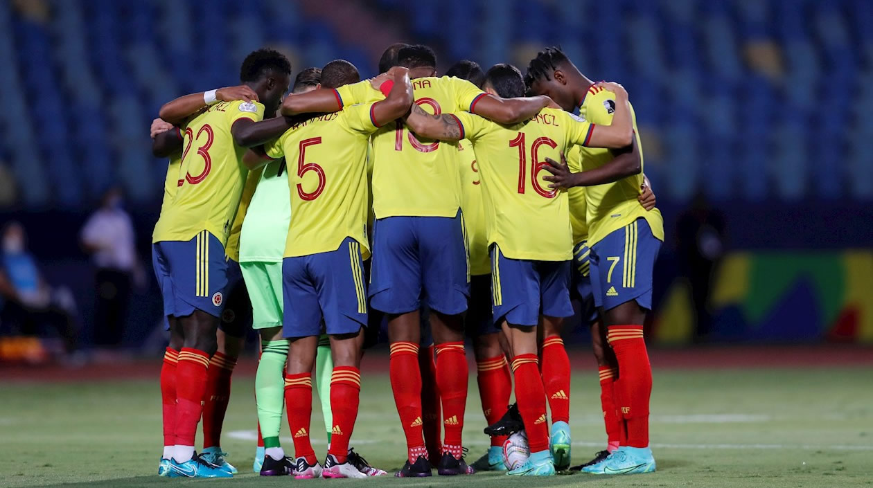 Los jugadores de Colombia se dan ánimos hoy previo al inicio de un partido ante Venezuela