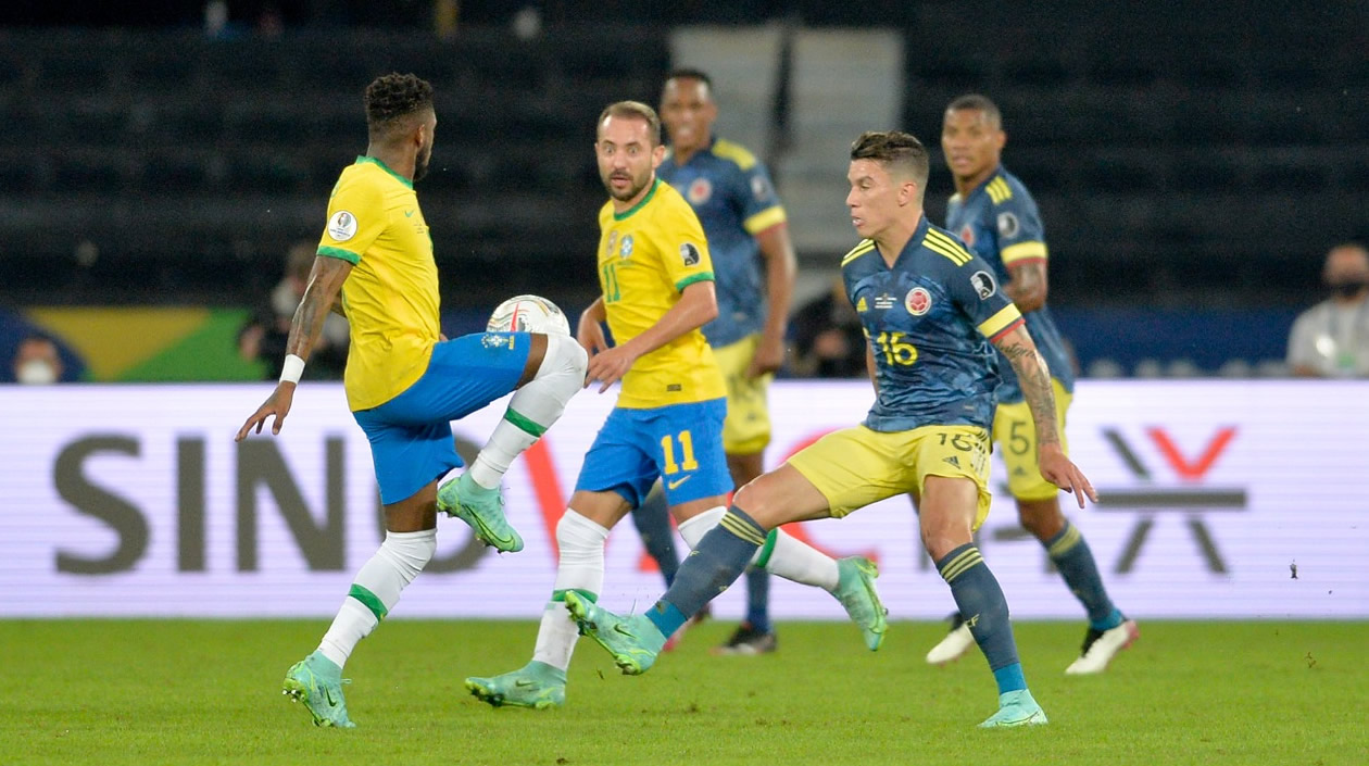 Daniel Muñoz controlando un ataque brasileño.