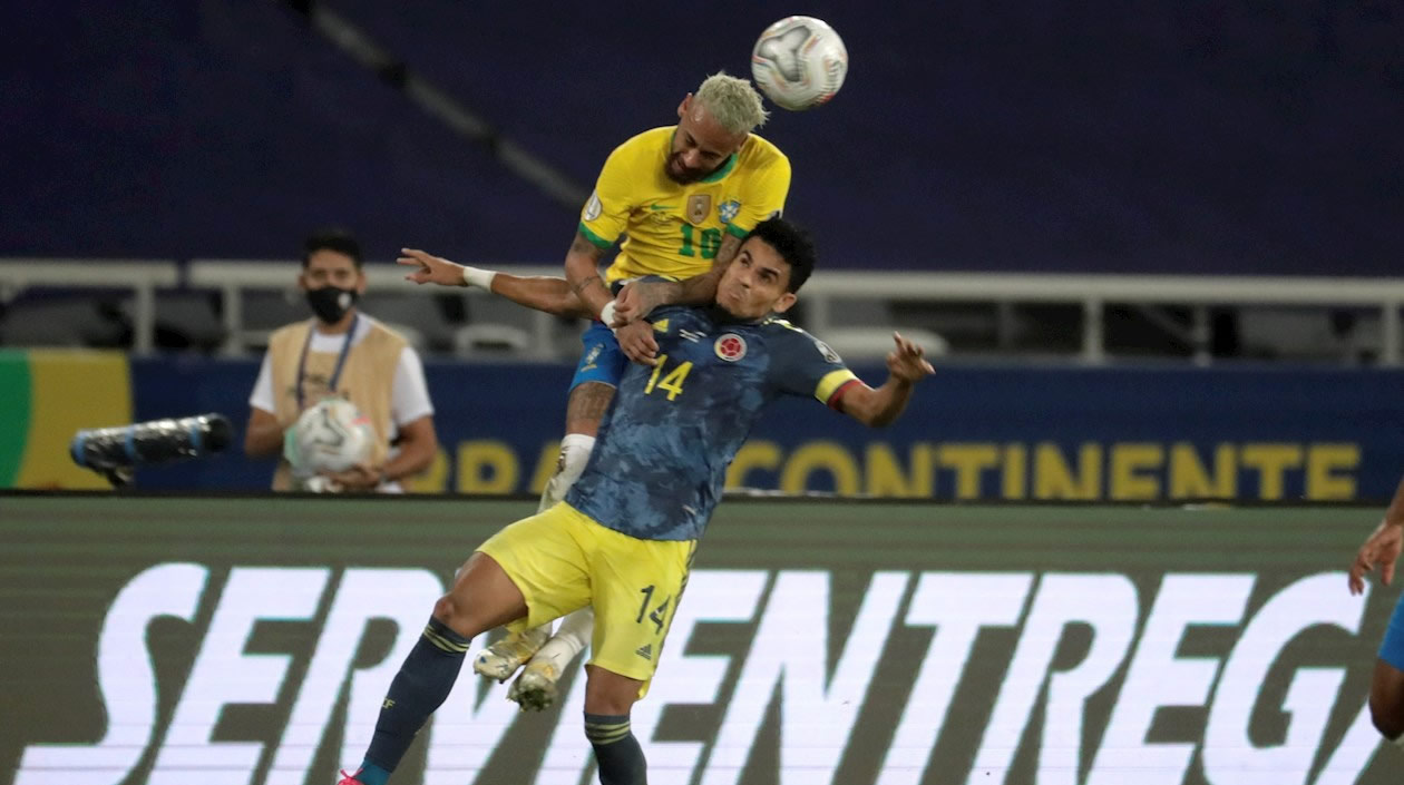 Neymar y Lucho Díaz disputando en juego aéreo.