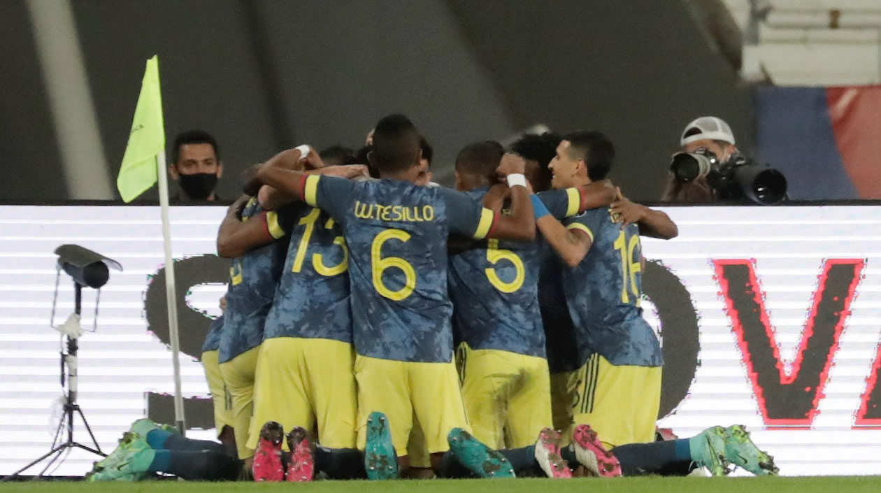 Jugadores de Colombia celebran hoy tras anotar contra Brasil