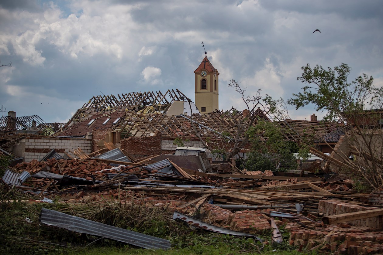 Las imágenes de las cadenas de televisión muestran escenas de gran devastación, con coches volcados y edificios con paredes y techos derruidos.