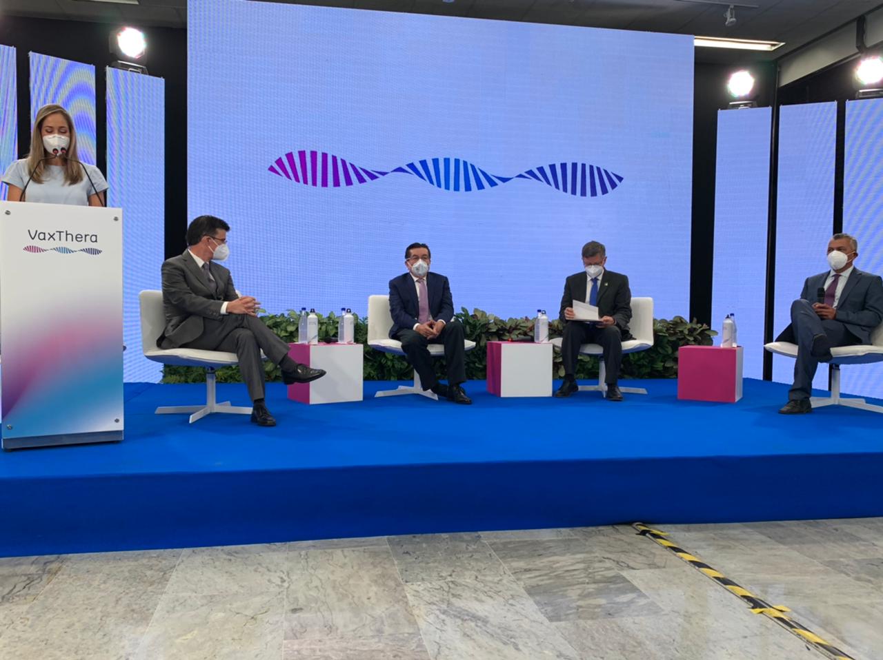 El ministro de Salud, Fernando Ruiz, en el lanzamiento de la empresa VaxThera, del Grupo Sura, que le apuesta a la creación de vacunas en el país.