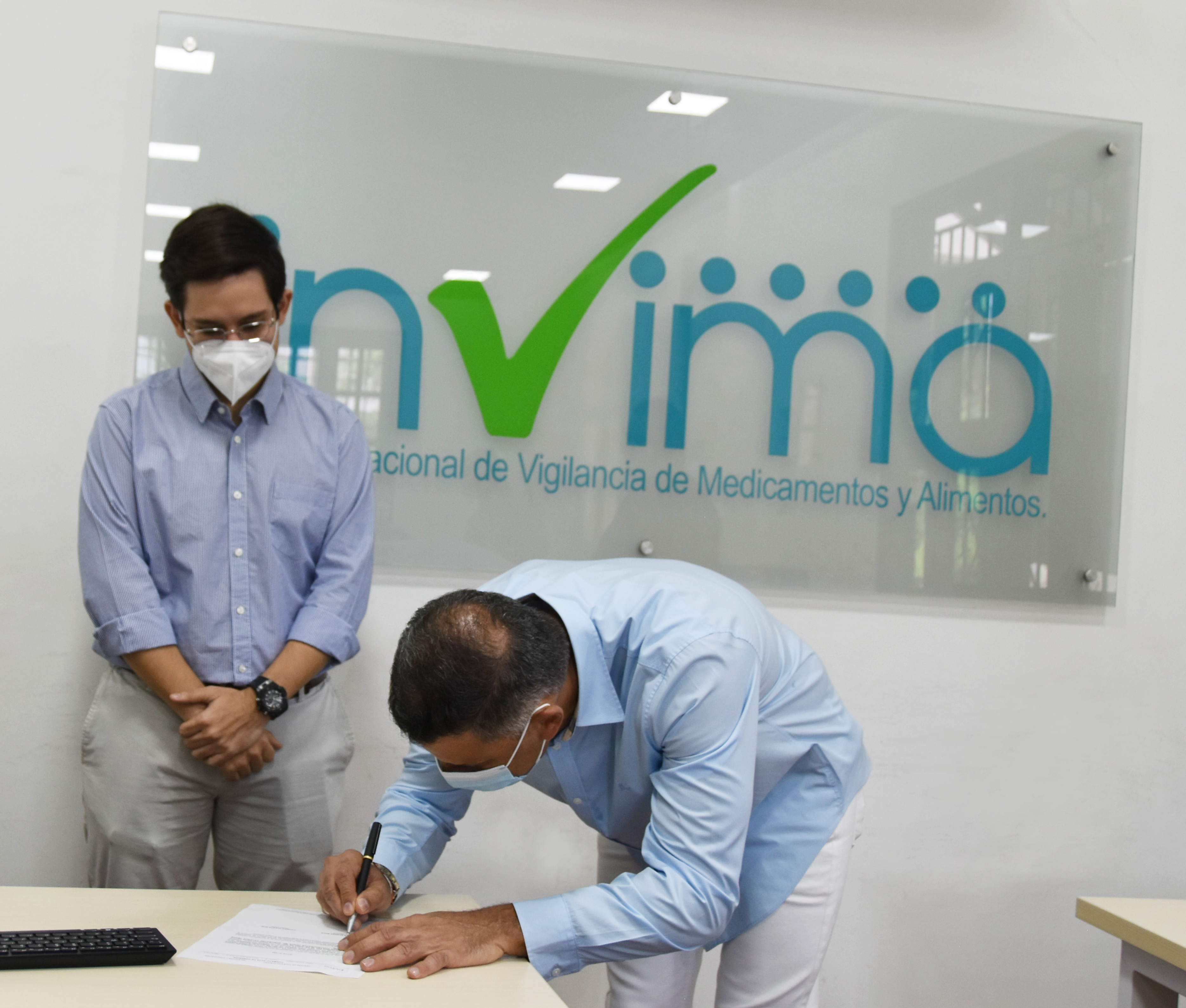.El director del Invima, médico Julio César Aldana, firma el acta de posesión del abogado Laurian Puerta Ruiz como Asesor de la Direccción General.