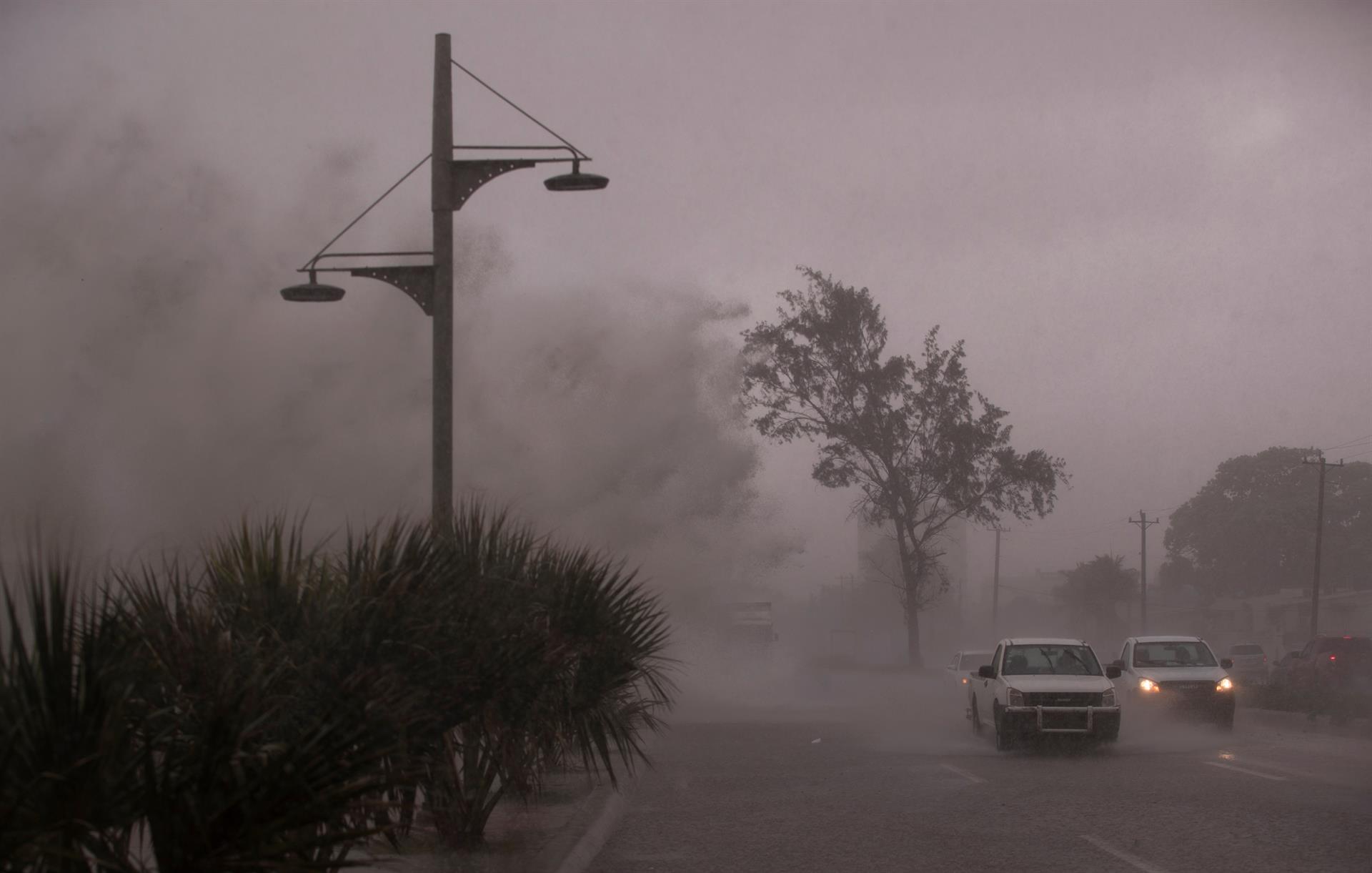 Intenso oleaje que se registra hoy en la avenida del malecón, durante el paso de la tormenta tropical Elsa en Santo Domingo (República Dominicana).