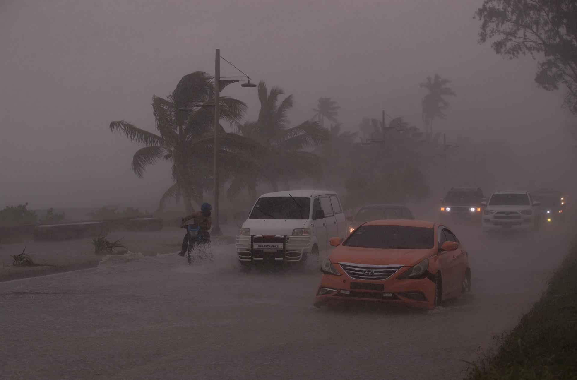 Intenso oleaje que se registra hoy en la avenida del malecón, durante el paso de la tormenta tropical Elsa en Santo Domingo (República Dominicana).
