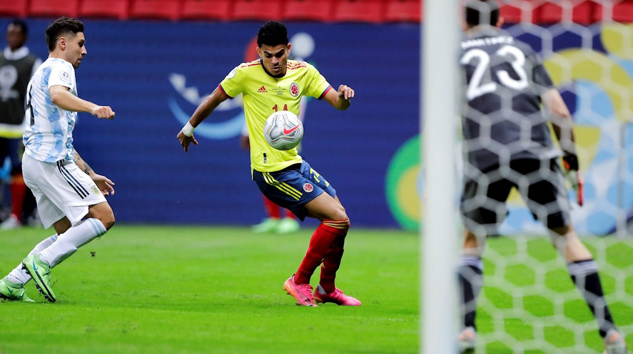Luis Díaz preparando el remate para el gol del empate en tiempo reglamentario.