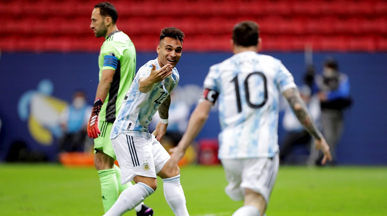 Lionel Messi celebrando con Lautaro Martínez.