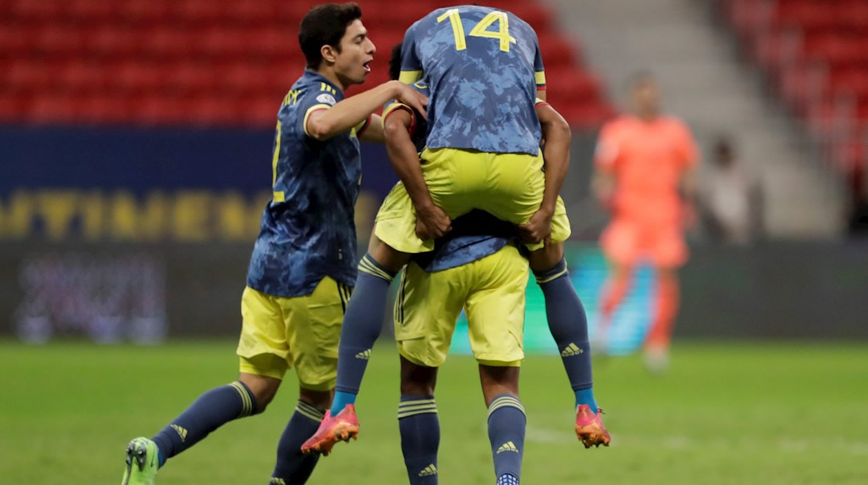 Juan Cuadrado de Colombia celebra un gol con sus compañeros hoy
