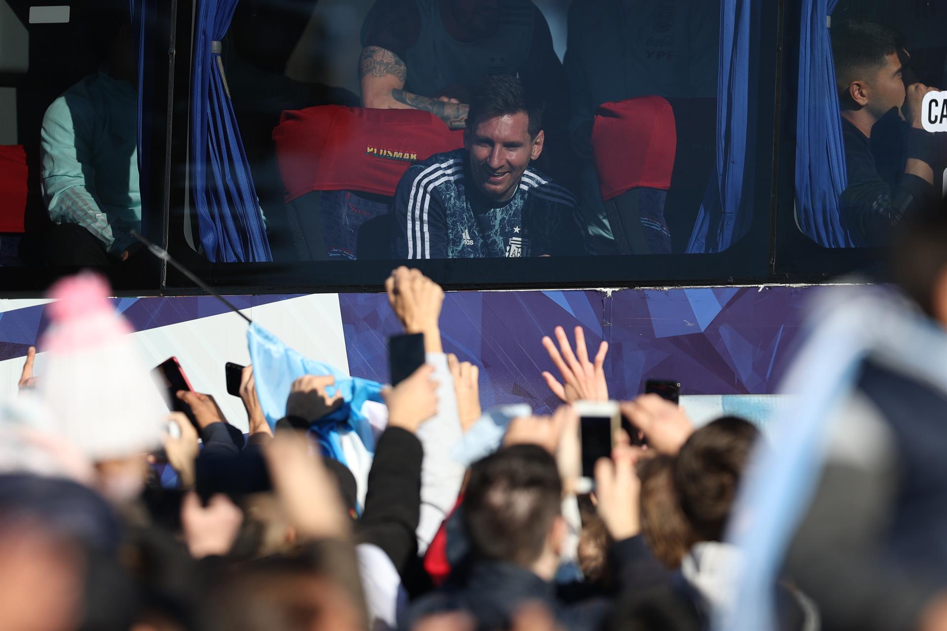 Lionel Messi es aclamado por los hinchas. 