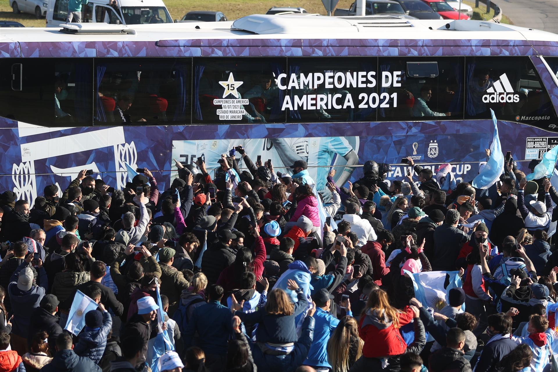 El bus que lleva a los jugadores señala el título 15 de Argentina. 