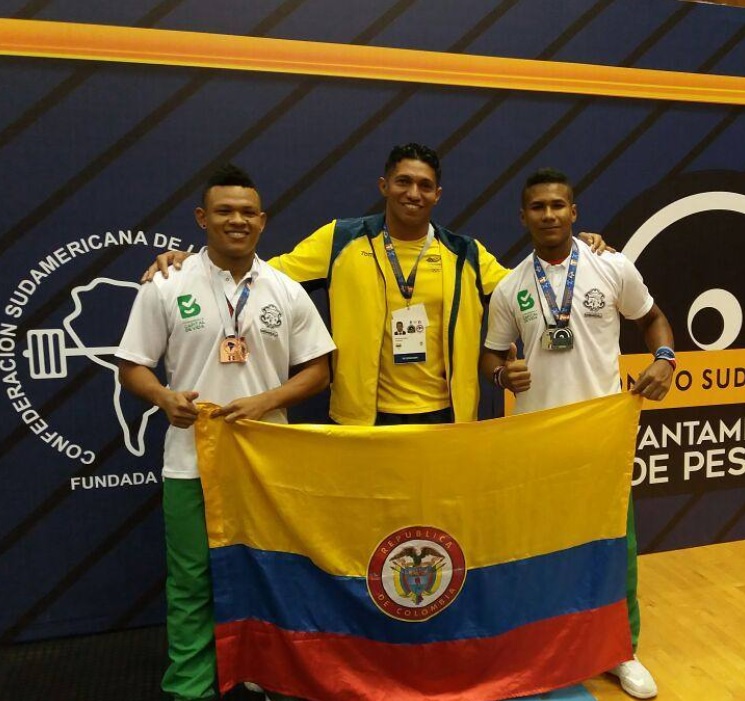 Luis Arrieta al lado de sus pupilos de Barranquilla, Kevin Sandoval y Misael Ramírez.