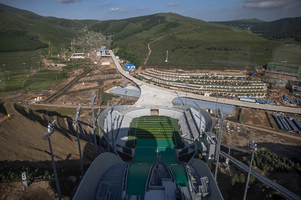 Vista general de las sedes mientras se preparan para los Juegos Olímpicos y Paralímpicos de Invierno de Beijing 2022, durante una gira de medios en Zhangjiakou, provincia de Hebei, China.