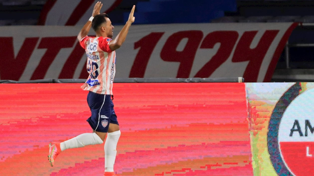 Marlon Piedrahita de Junior celebrando su gol ante Libertad.