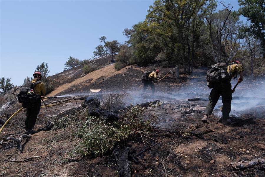 Los bomberos luchan contra el River Fire en las estribaciones de la sierra alta de los condados de Madera y Mariposa en las afueras de Oakhurst, California, EE. UU.