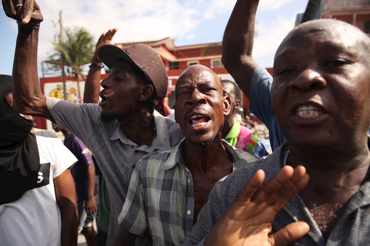 Haitianos son vistos durante una jornada de protestas a la vez que se rindieron homenajes al asesinado presidente Jovenel Moise, hoy, en Cap-Haitien (Haití).