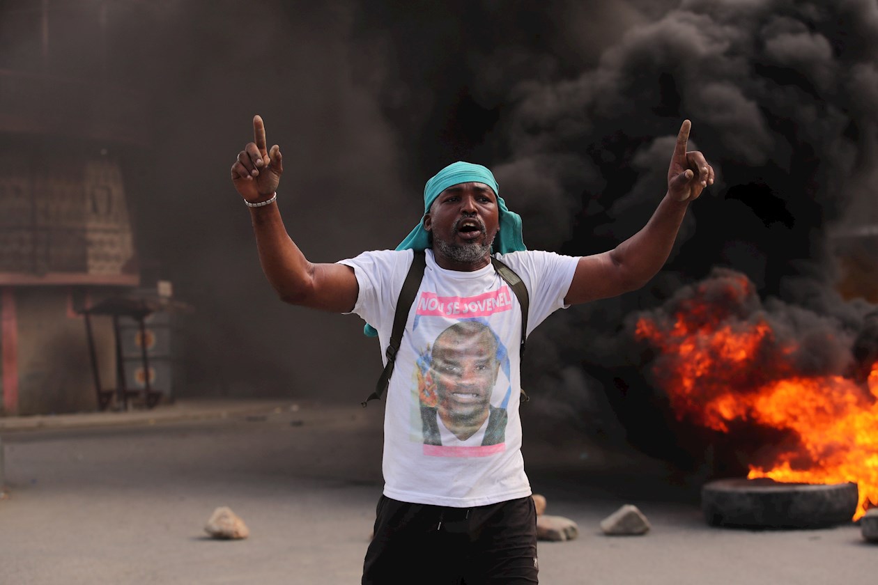 Un hombre usa una camiseta con el rostro del asesinado presidente Jovenel Moise durante una jornada de protestas, hoy, en Cap-Haitien (Haití).