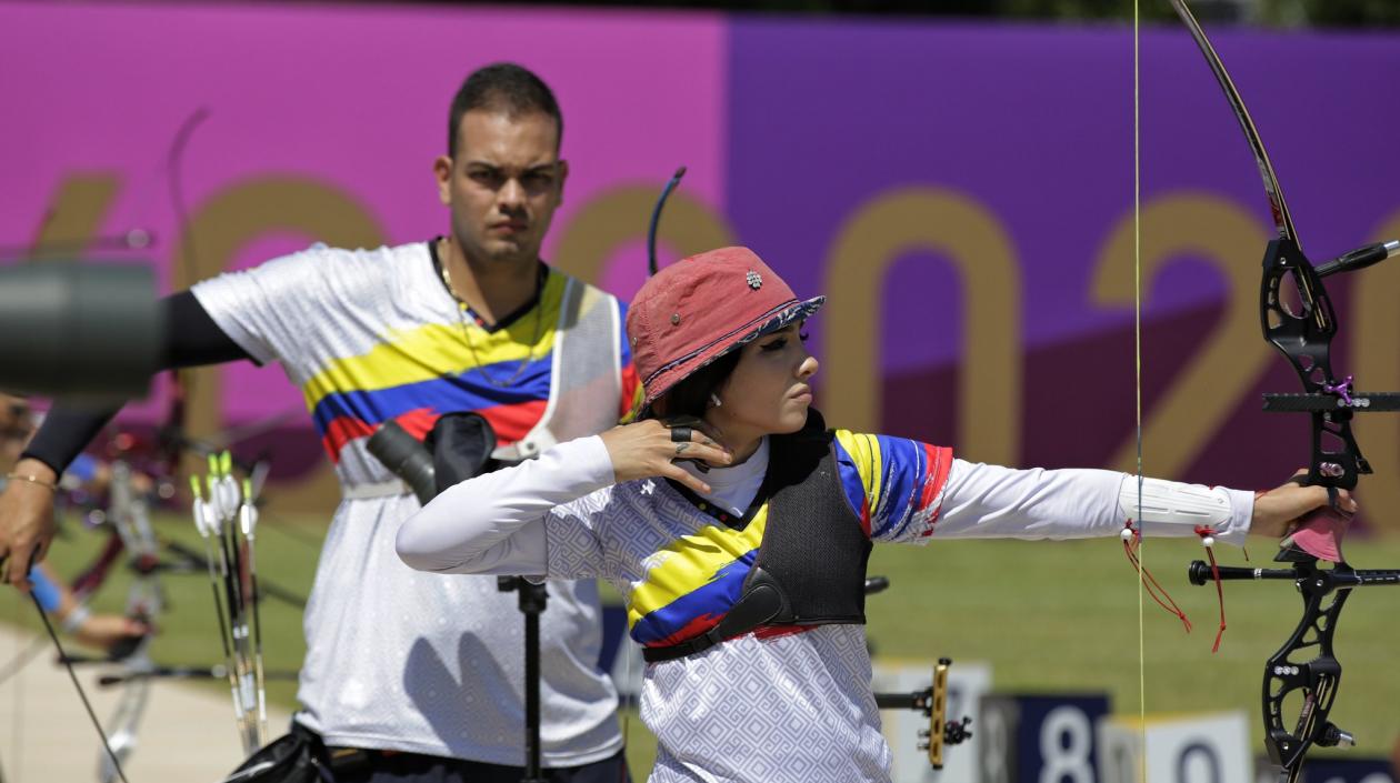 Daniel Pineda y Valentina Acosta, arqueros colombianos.