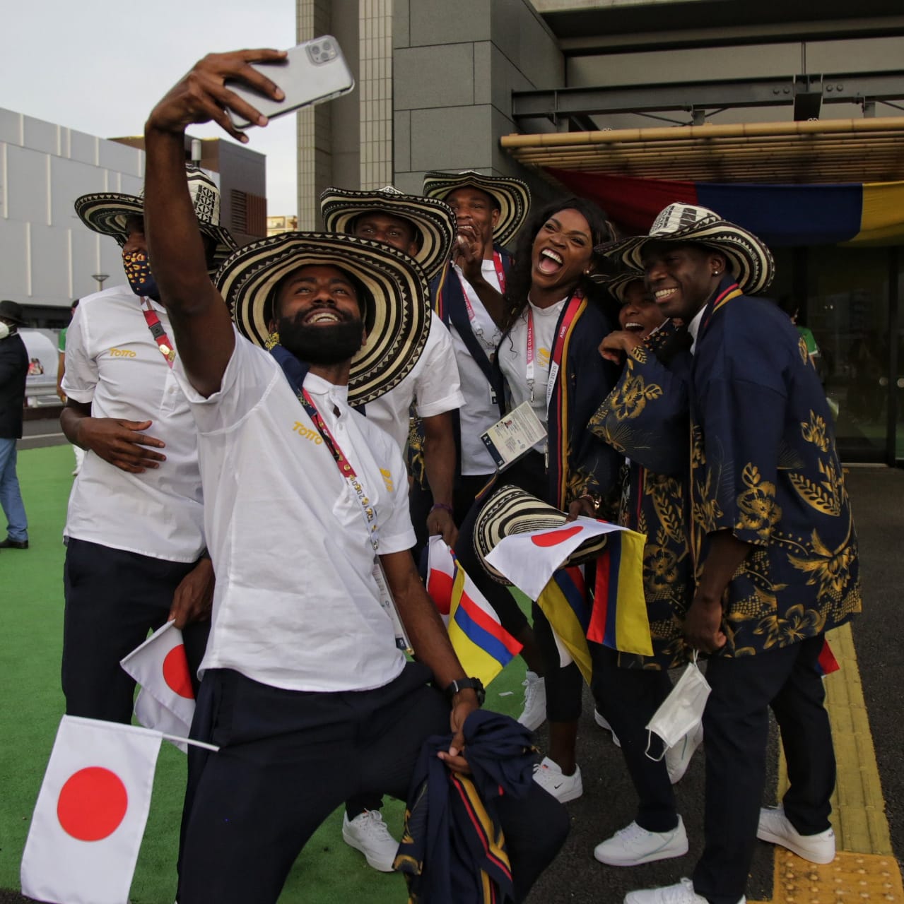 La delegación colombiana previo a su entrada al estadio Olímpico.