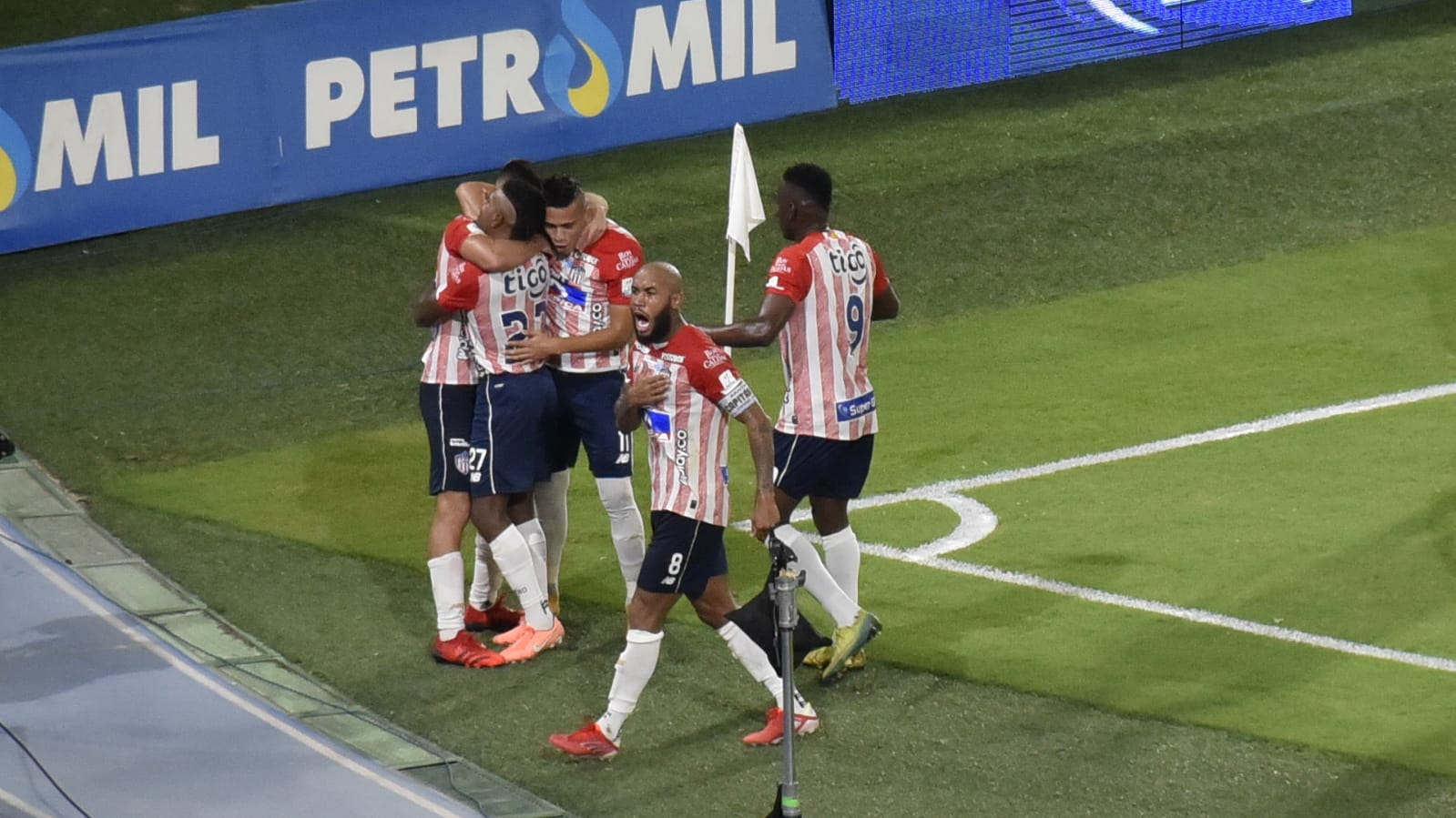 Jugadores del Junior celebrando el gol de Juan David Rodríguez.