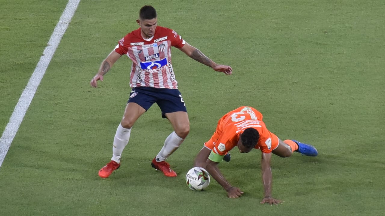 Juan David Rodríguez superando al lateral Diego Moreno.