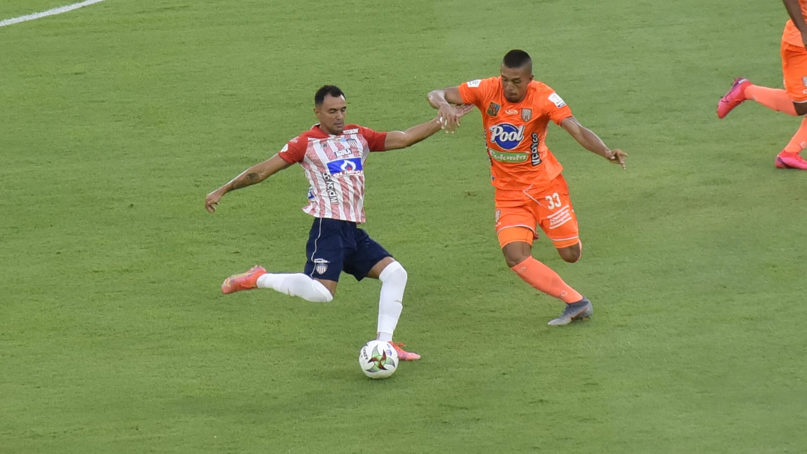 Marlon Piedrahita disputando el balón con Daniel Londoño.