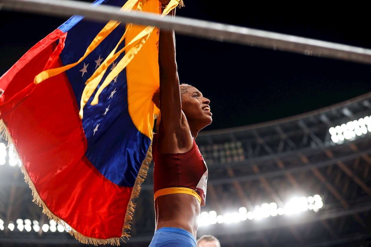 La venezolana Yulimar Rojas celebra tras conseguir la medalla de oro en la final femenina de triple salto durante los Juegos Olímpicos 2021.
