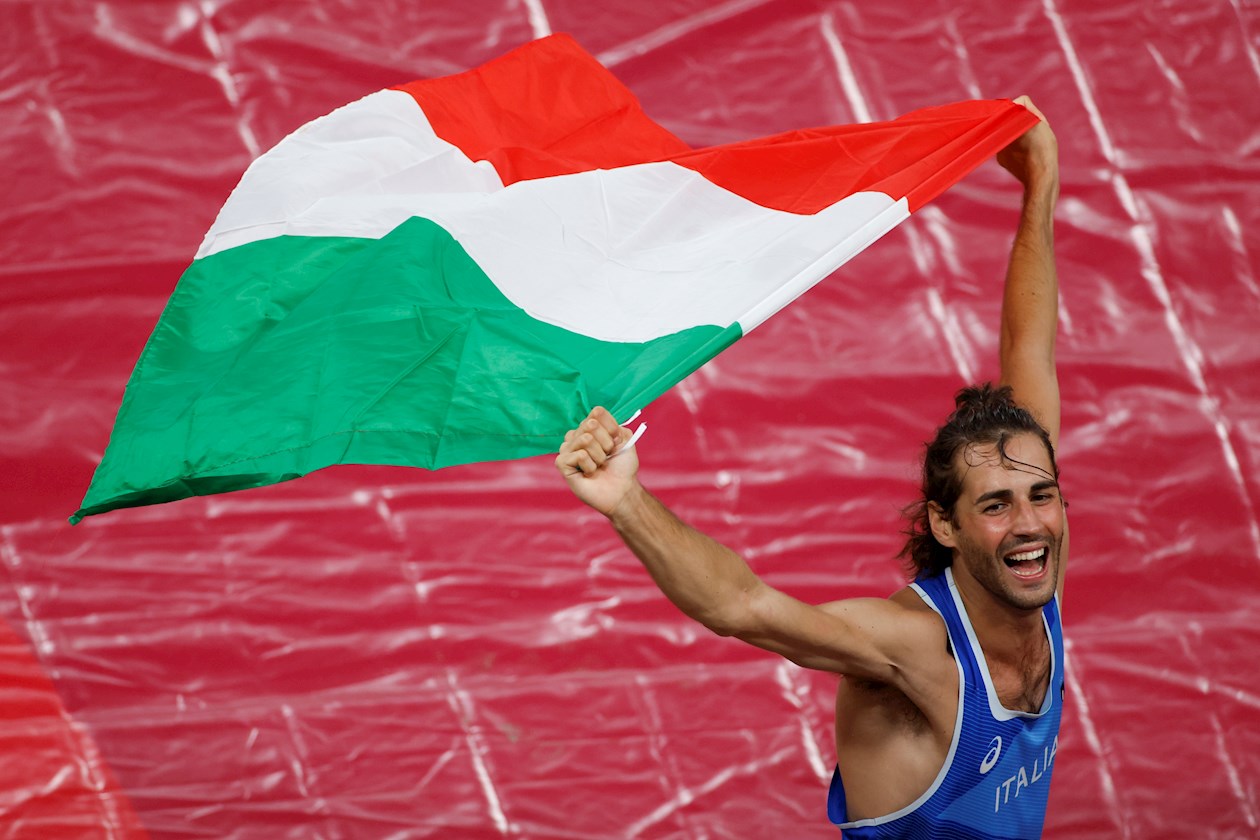 El italiano Gianmarco Tamberi celebra tras ganar la medalla de oro en la final masculina de salto de altura durante los Juegos Olímpicos 2021.