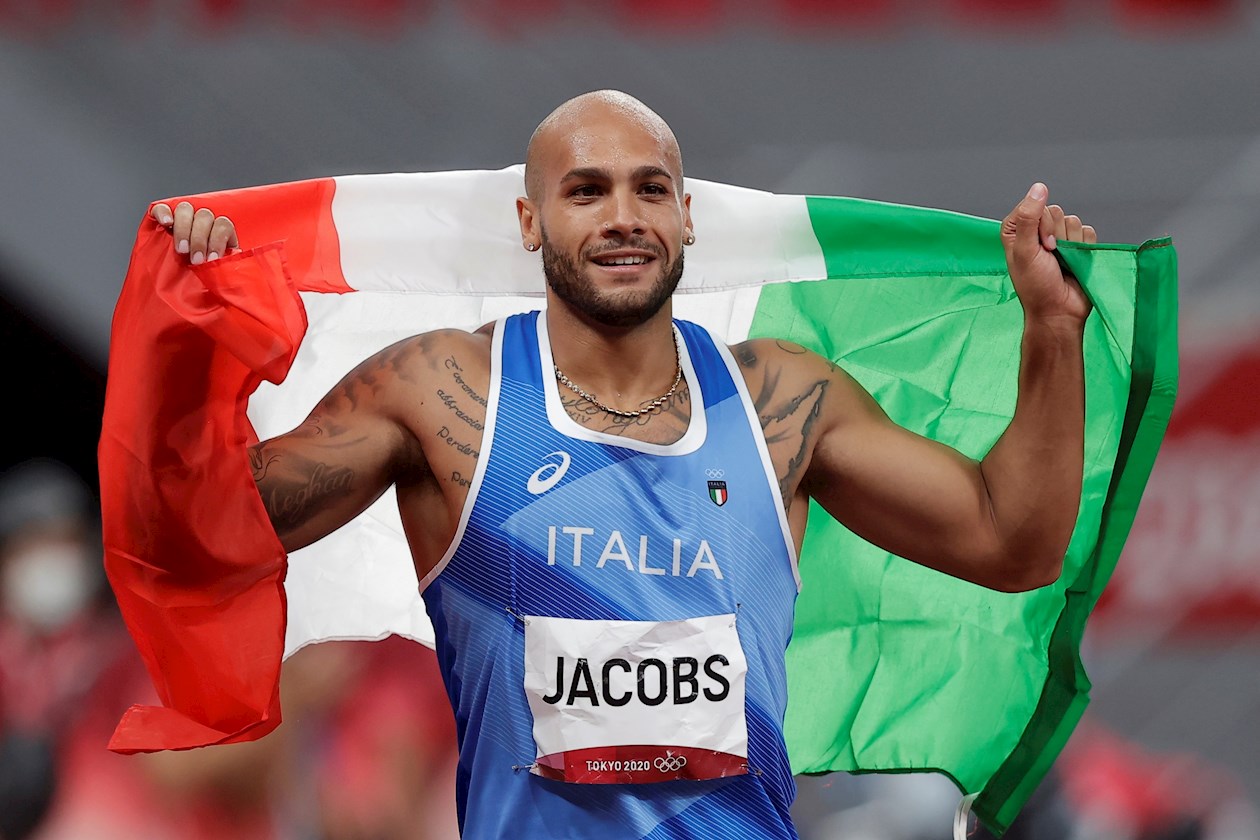 El italiano Lamont Marcell Jacobs celebra tras ganar la medalla de oro en la final de 100 metros lisos masculino de atletismo durante los Juegos Olímpicos 2021.