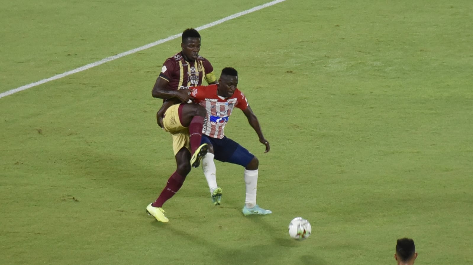Edwuin Cetré en jugada ofensiva.