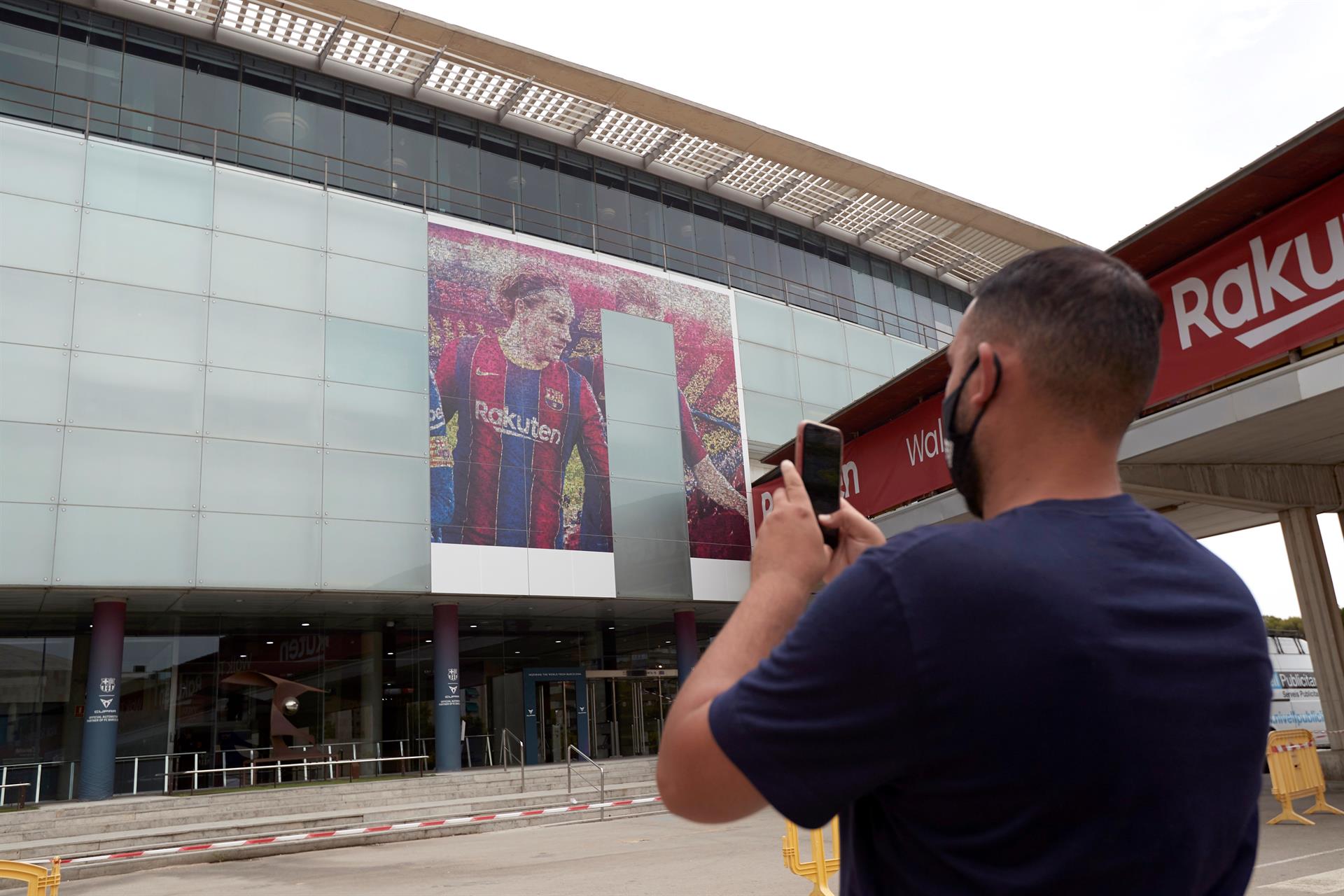 Al tiempo, las imágenes de Messi eran retiradas del estadio del Barcelona. 