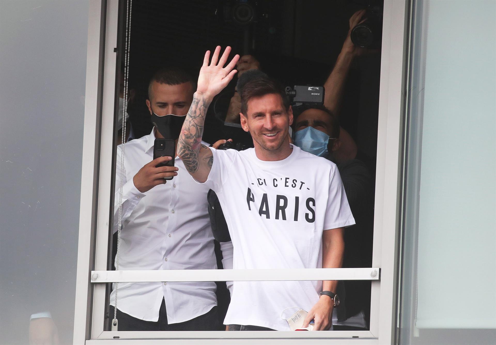 Tras el saludo, Messi partió a realizar sus exámenes médicos. 