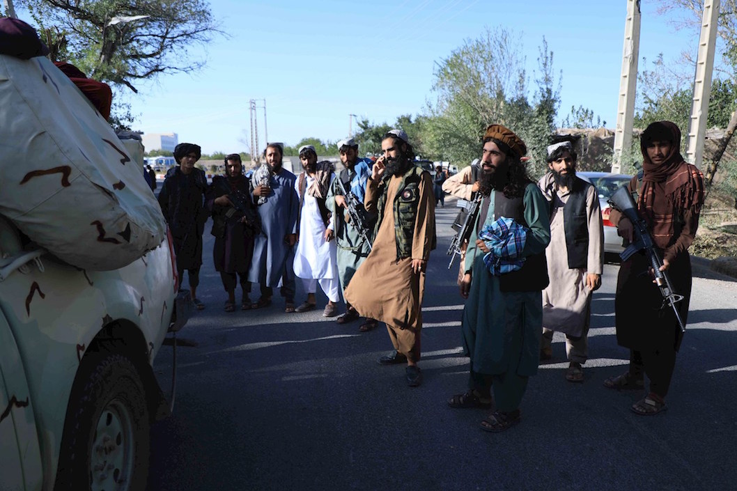 Talibanes ingresando a Kabul.