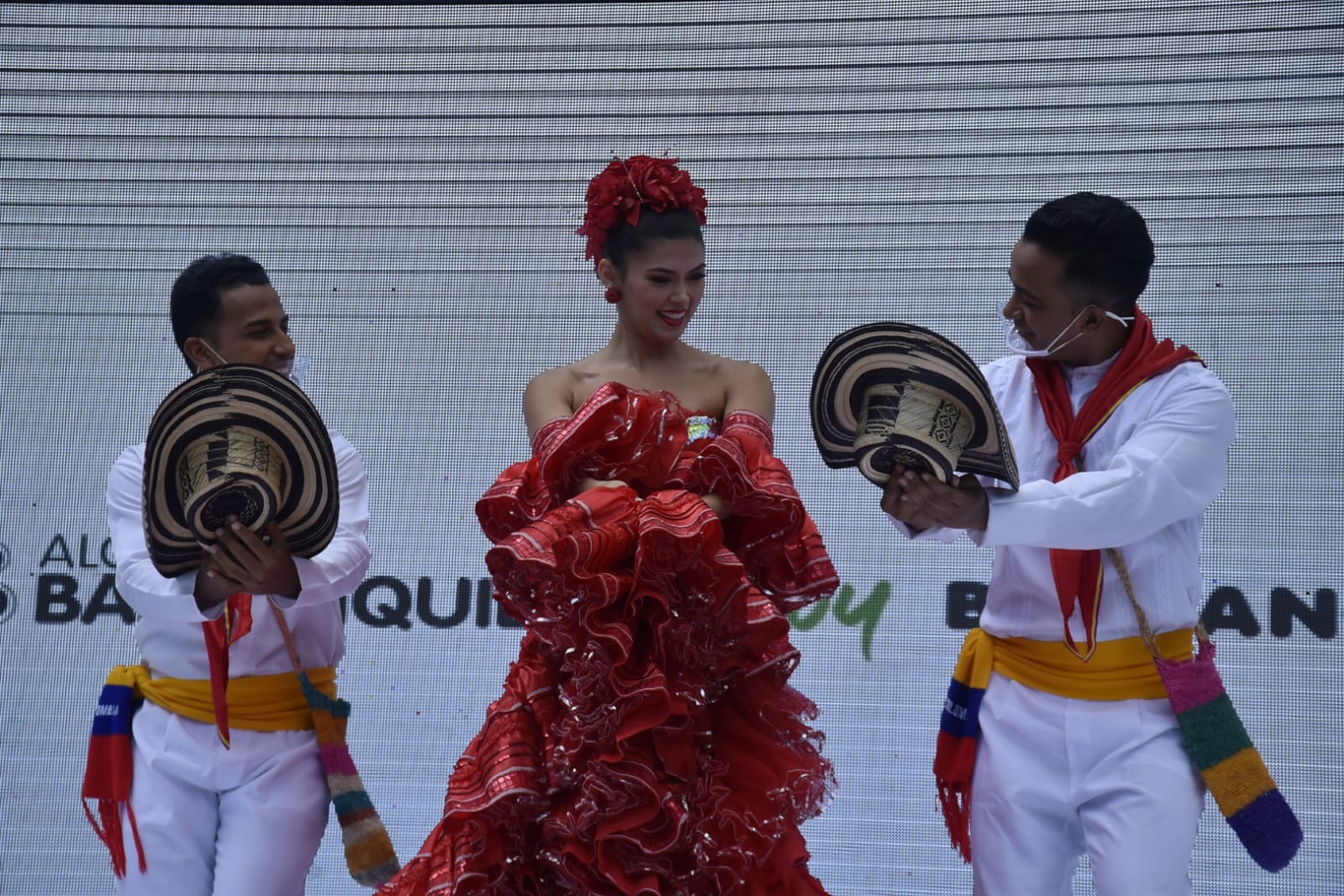 Valeria Charris Salcedo baila cumbia en su presentación a los medios de comunicación de Barranquilla.