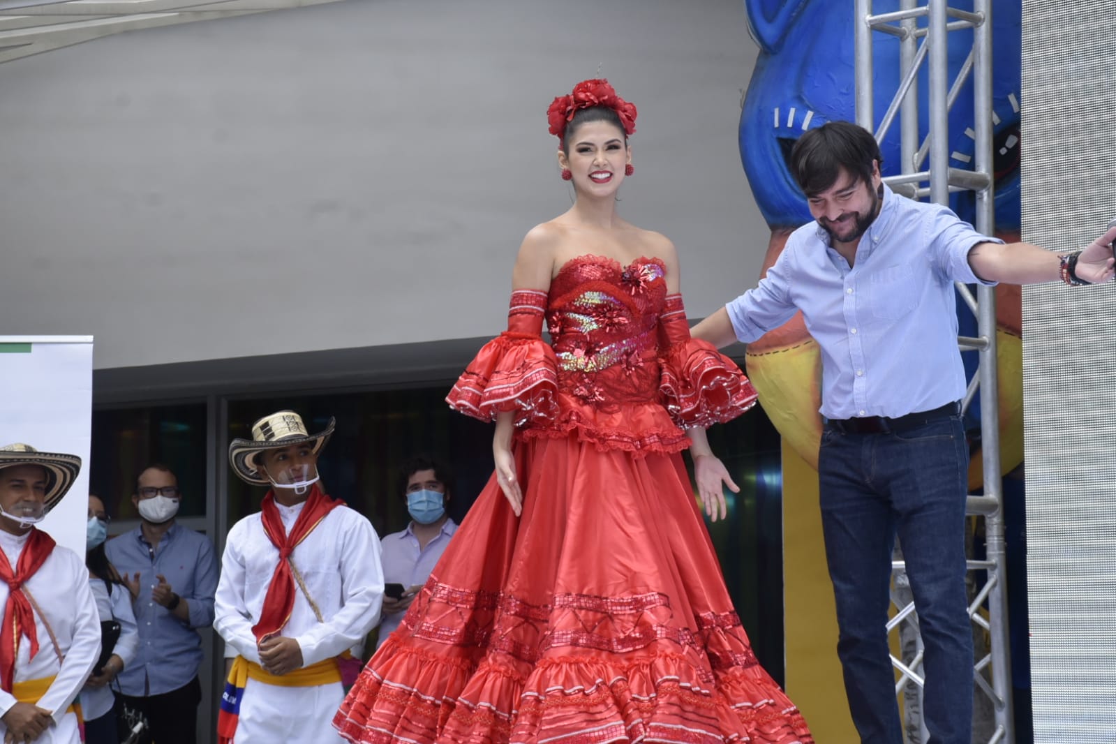 El Alcalde de Barranquilla, Jaime Pumarejo, saluda a la Reina del Carnaval 2022, Valeria Charris Salcedo.