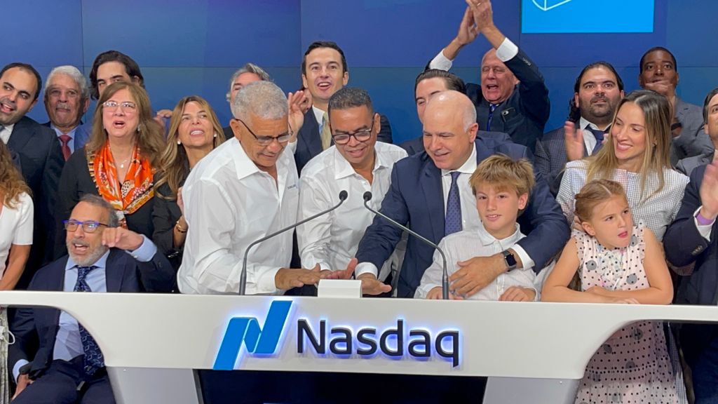 José Manuel Daes, CEO de Tecnoglass, los trabajadores Jorge Perea y Arturo Mesa, y Christian Daes, COO de Tecnoglass, tras tocar la campana de Nasdaq, al momento de tocar la campana de Nasdaq.