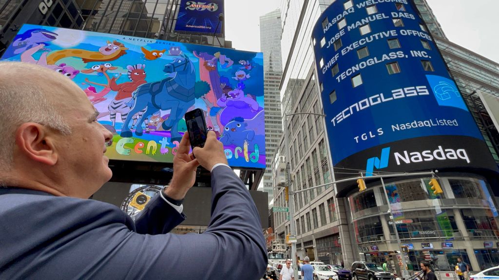 Christian Daes, COO de Tecnoglass, en Times Square de Nueva York.