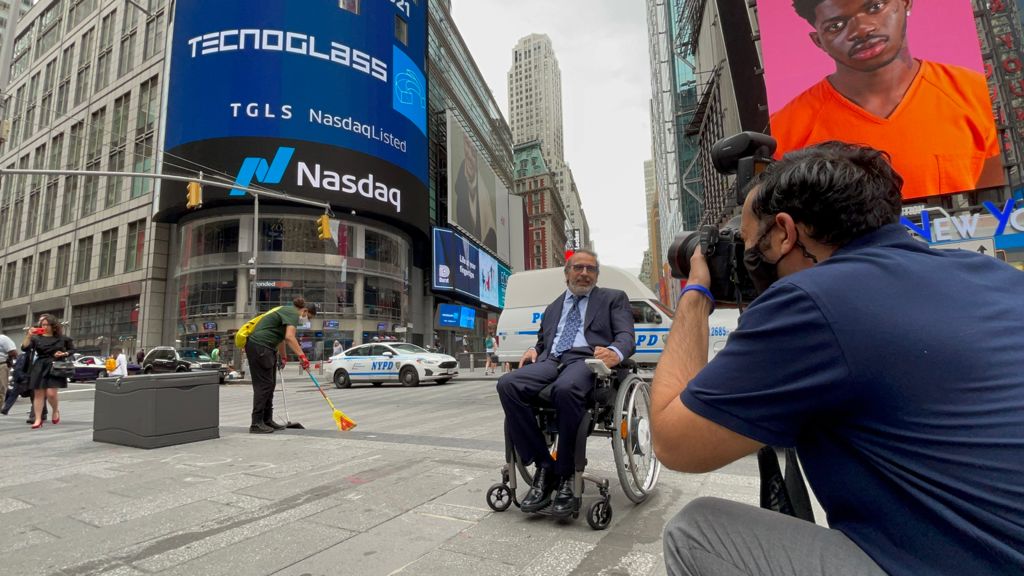 José Manuel Daes, CEO de Tecnoglass, en Times Square de Nueva York.