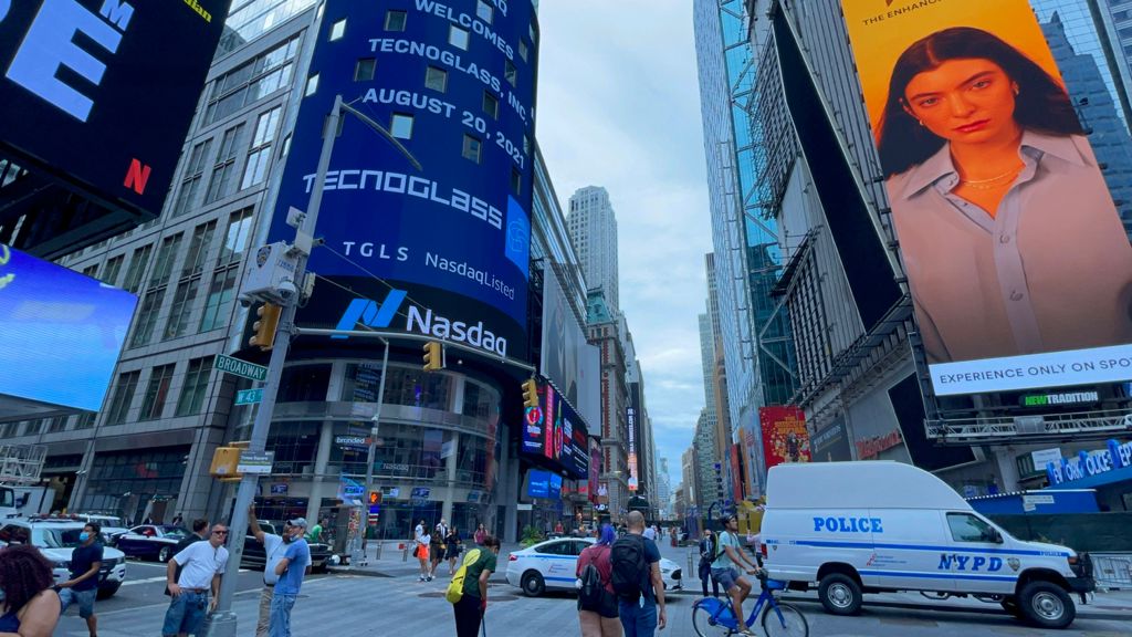 La empresa Tecnoglass destacada por la bolsa de valores de Nasdaq, en Times Square de Nueva York.