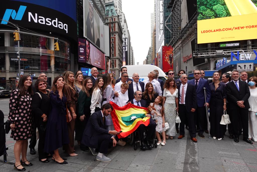 Los directivos de la compañía, empleados y familiares, con la bandera de Barranquilla en Times Square de Nueva York, tras tocar la campana de Nasdaq.