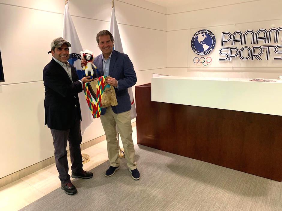 El exalcalde Alejandro Char entregando la mascota 'Baqui' al presidente de Panam Sports Neven Illic Álvarez, en la primera reunión realizada el 24 de octubre de 2018. 