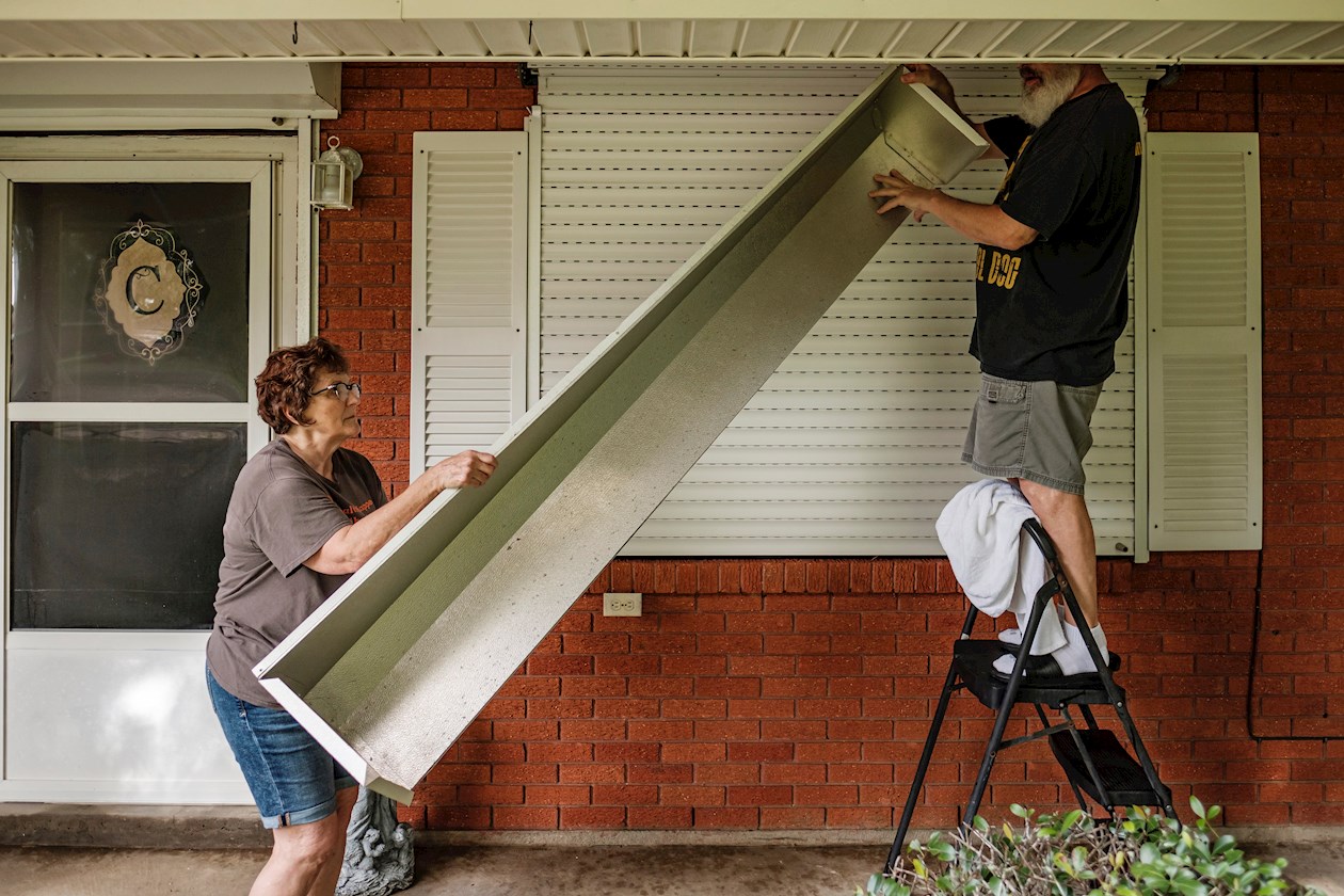 Residentes protegen su casa ante la llegada del huracán Ida en St. Charles Parish, Louisiana.
