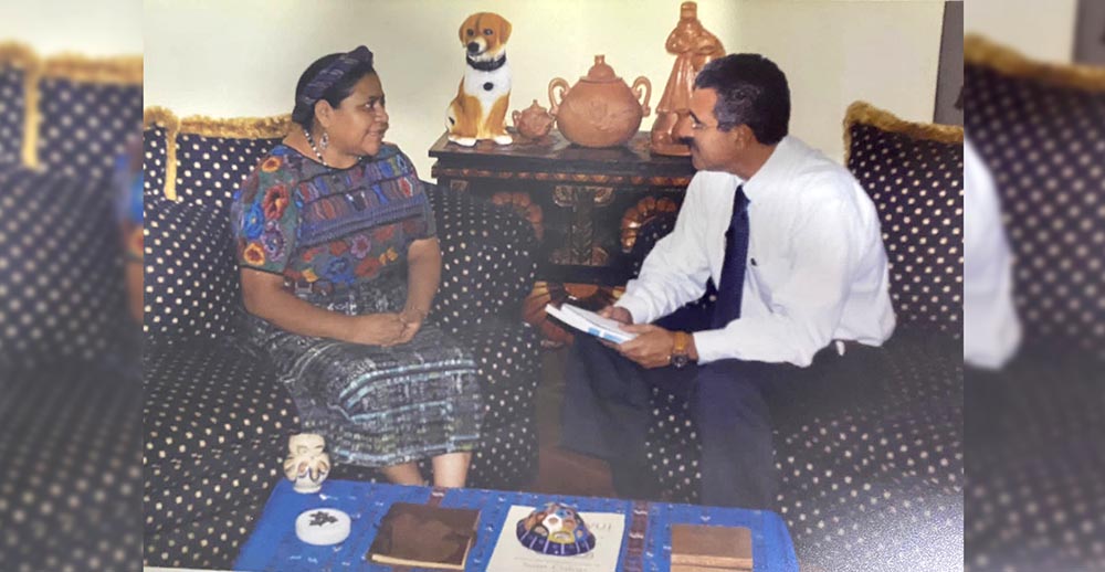 La nobel de paz Rigoberta Menchú fue entrevistada por el periodista Jorge Cura.