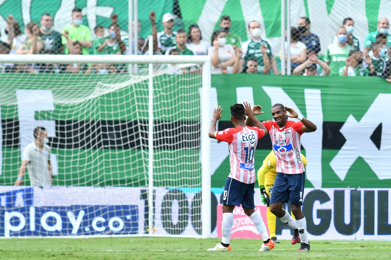Luis 'Cariaco' González festejando el empate 1-1 con Didier Moreno.