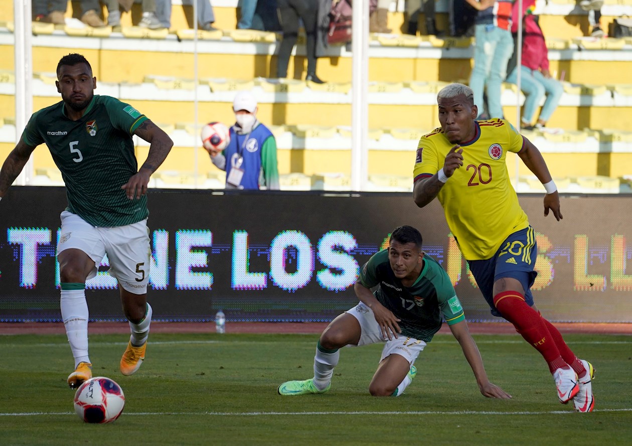 Roger Martínez rumbo a la jugada de gol.
