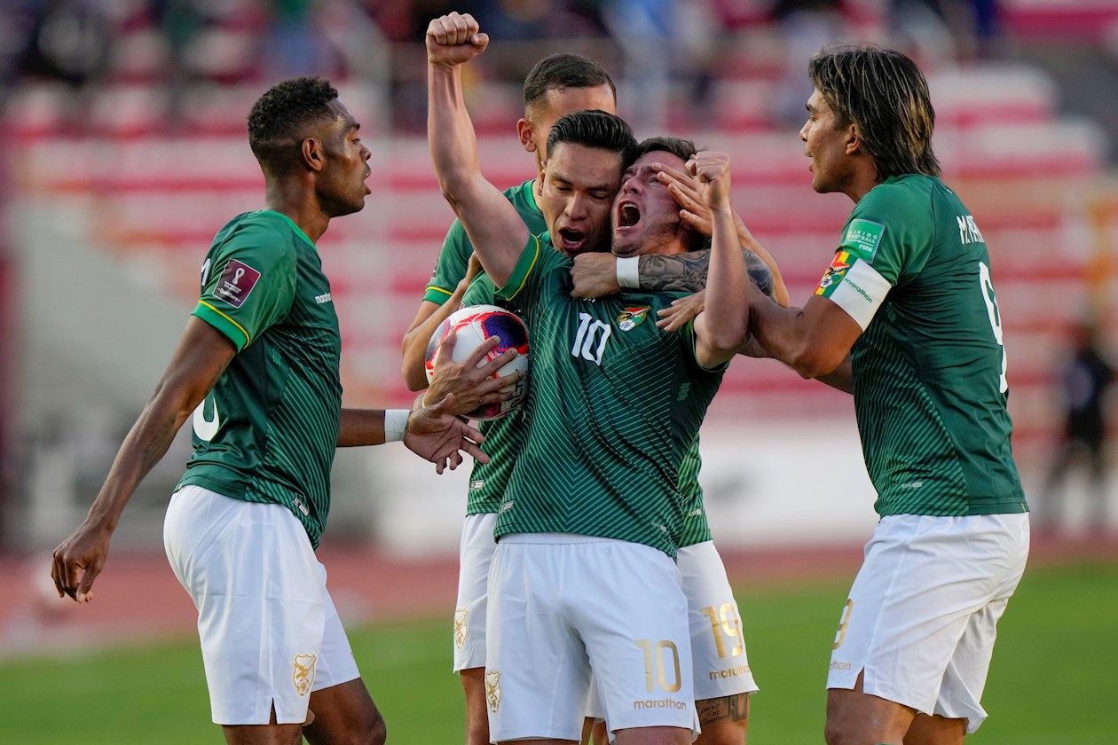 Fernando Saucedo de Bolivia celebrando el gol del empate con sus compañeros. hoy con sus compañeros tras anotar contra Colombia
