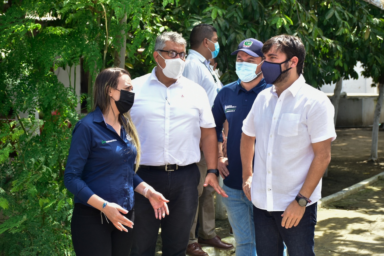 La secretaria de Gobierno, Jeniffer Villareal; el director de la cárcel distrital, coronel (r) Javier Arias y el Alcalde de Barranquilla, Jaime Pumarejo.