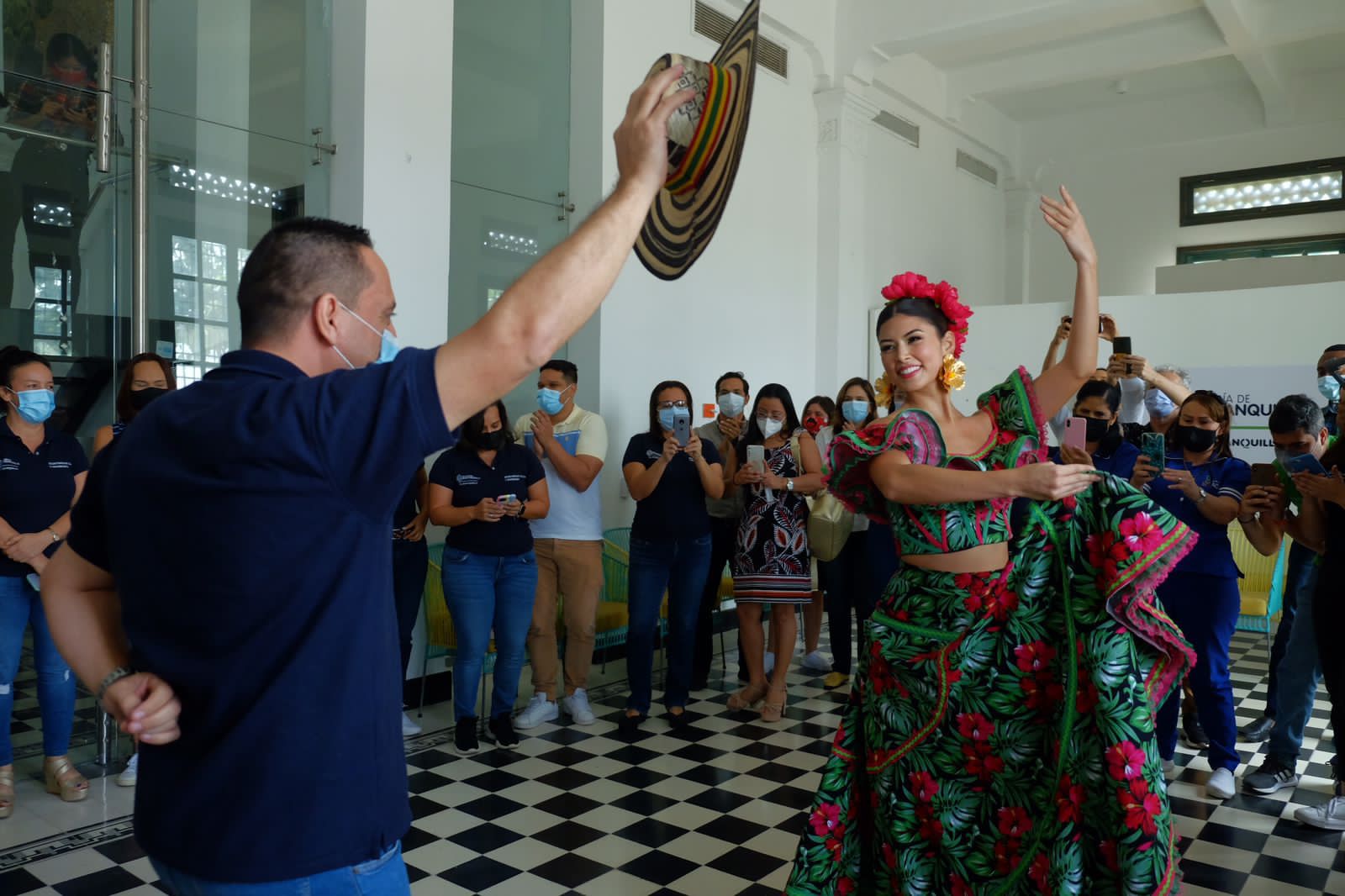 La reina Valeria Charris baila en la Intendencia Fluvial, sede de la Secretaría de Cultura.