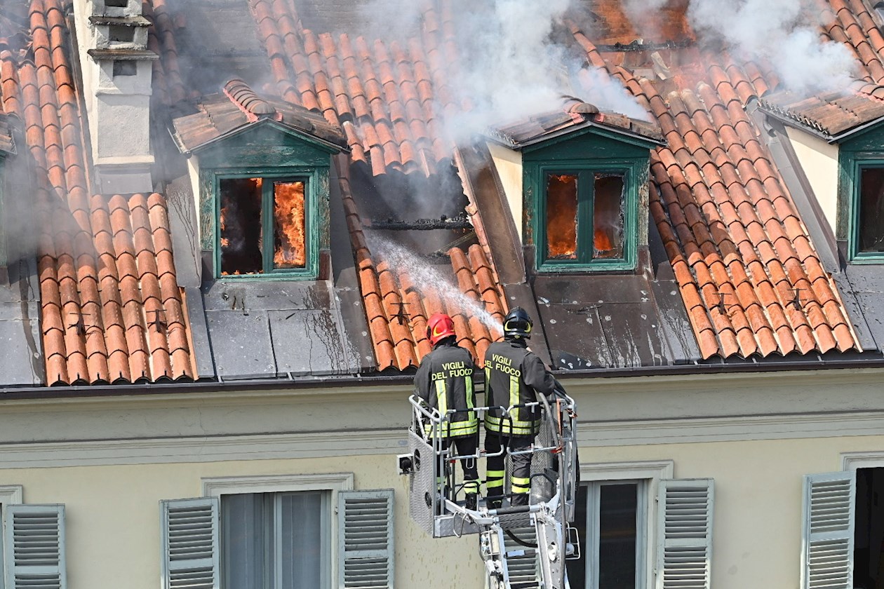 Edificio incendiado en el centro de Milàn.